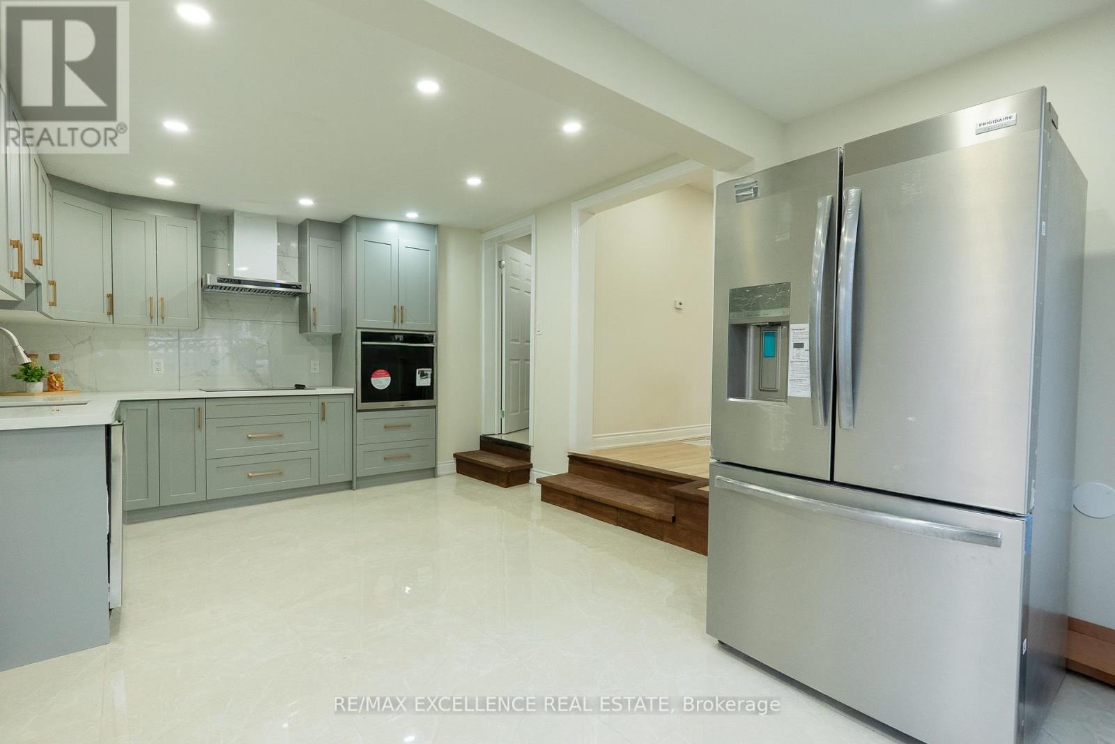 10 Draper Street, Halton Hills, Ontario L7G 3C8 - Photo 3 - W12548960