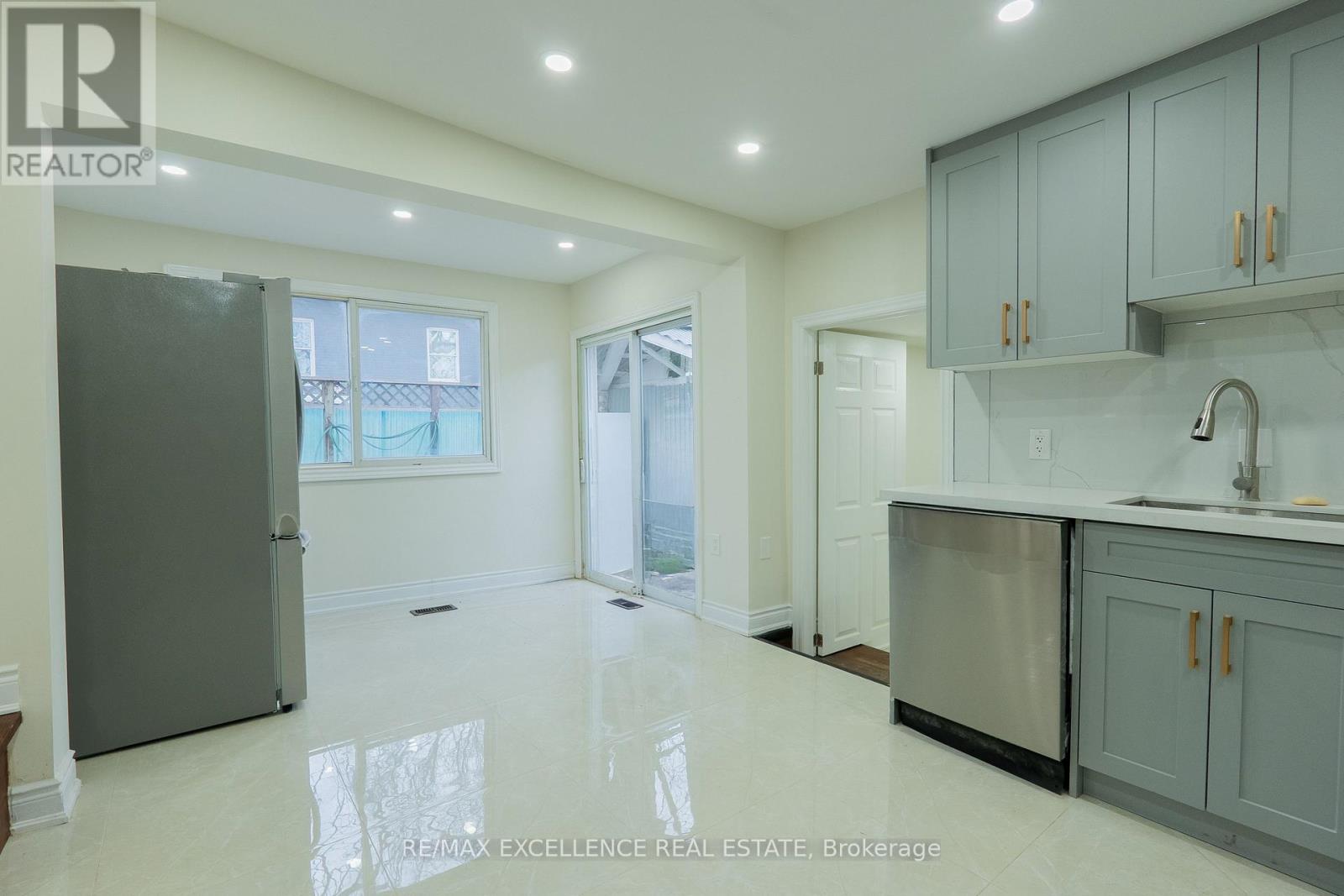 10 Draper Street, Halton Hills, Ontario L7G 3C8 - Photo 4 - W12548960