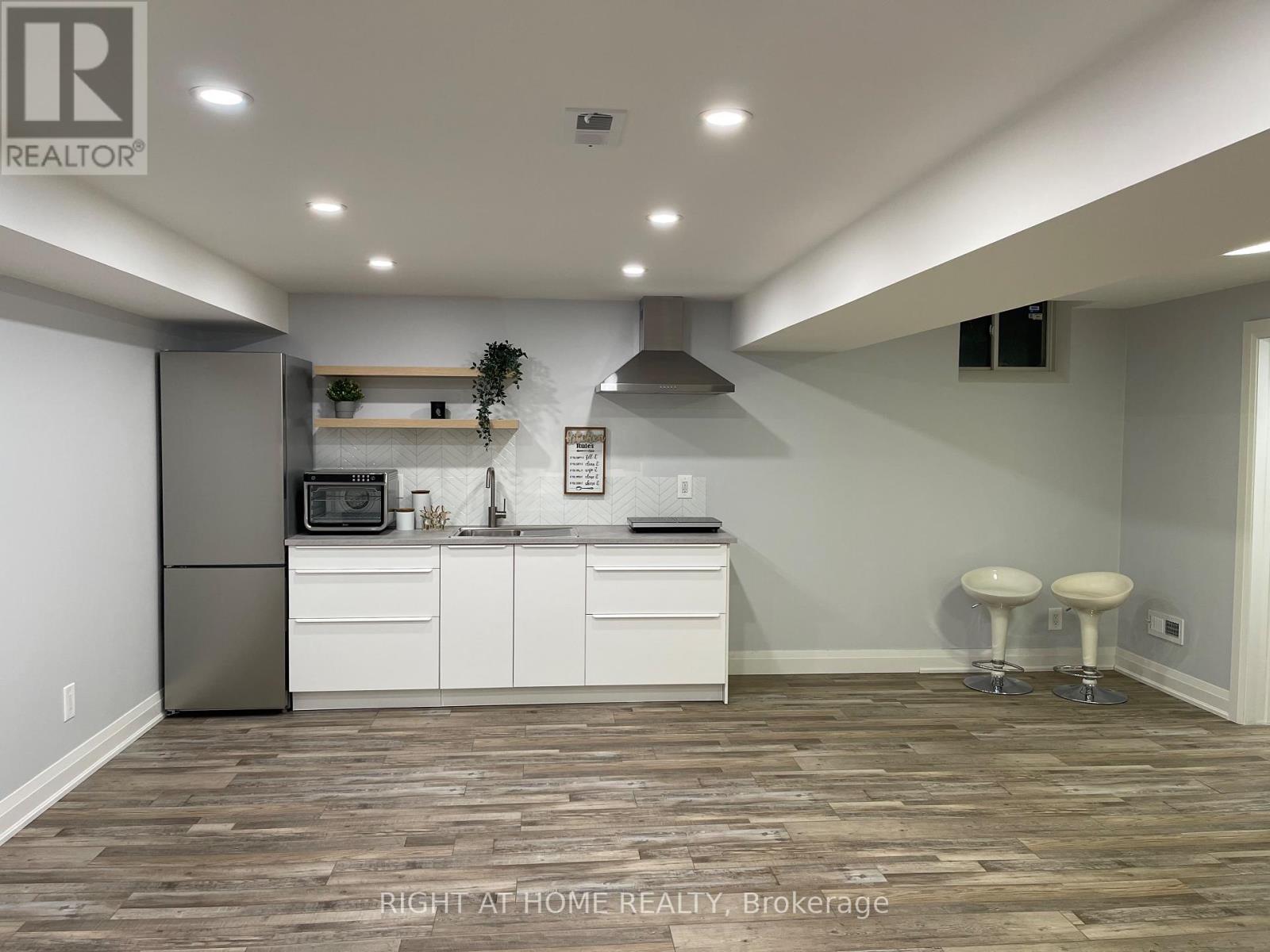 24 Stoneridge Court, Hamilton, Ontario  L9B 0A7 - Photo 2 - X12549012