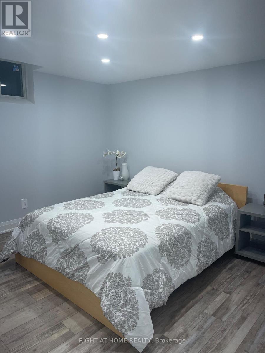 24 Stoneridge Court, Hamilton, Ontario  L9B 0A7 - Photo 6 - X12549012