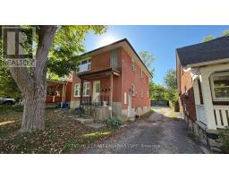 UPPER APARTMENT - 17 CARFRAE CRESCENT, London South, Ontario