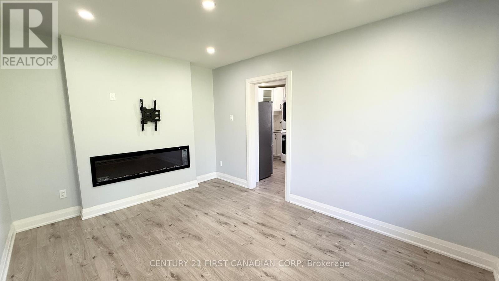 Upper Apartment - 17 Carfrae Crescent, London South, Ontario N6C 4A8 - Photo 10 - X12433788