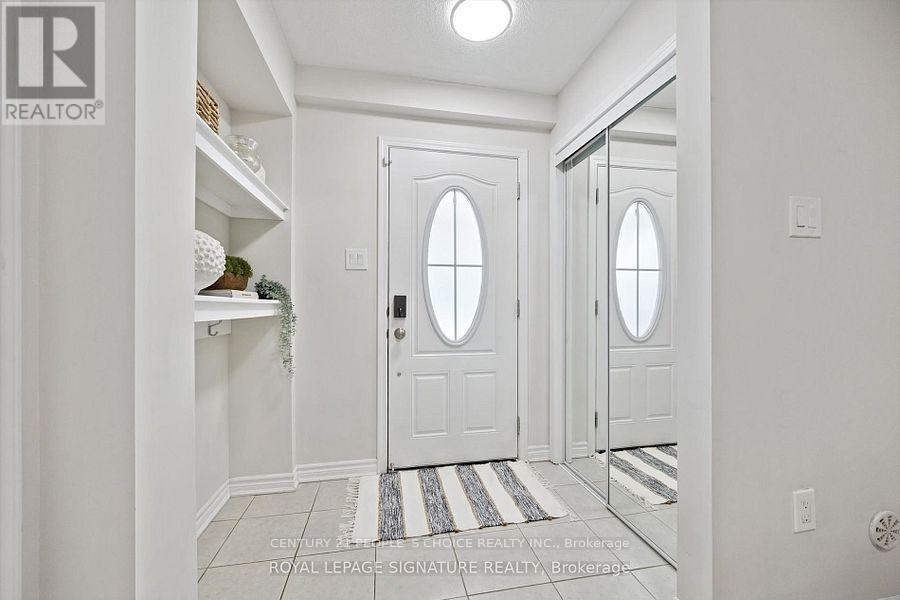 299 Casson Point, Milton, Ontario  L9E 0A4 - Photo 4 - W12549034