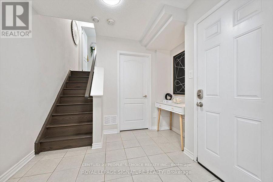 299 Casson Point, Milton, Ontario  L9E 0A4 - Photo 5 - W12549034