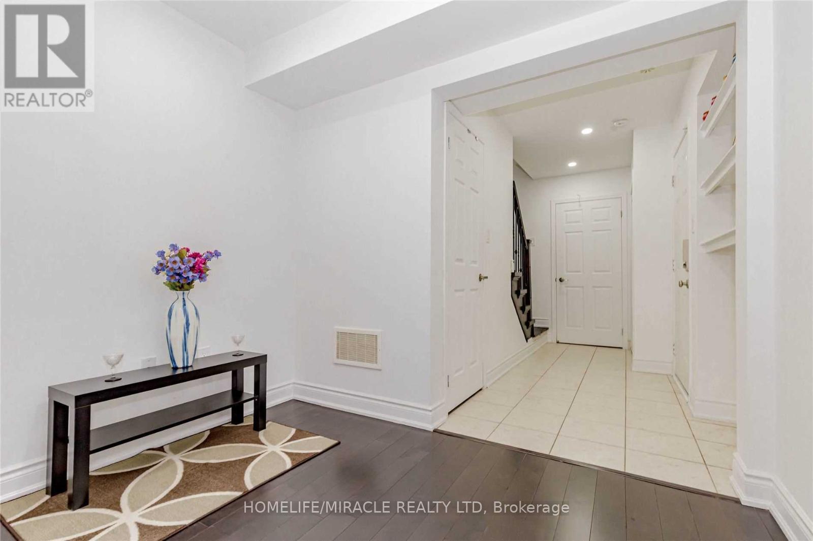 30 - 92 Baycliffe Crescent, Brampton, Ontario L7A 3Z3 - Photo 4 - W12549040