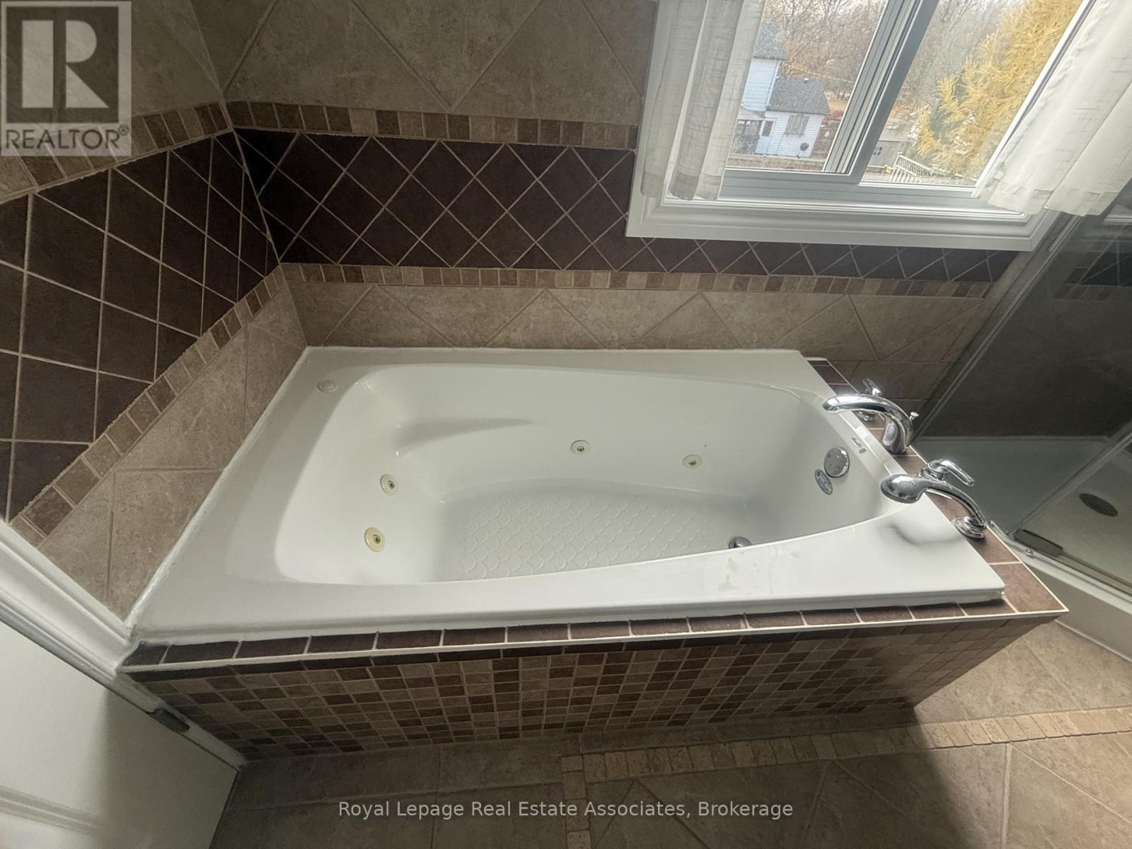 18 Fagan Drive, Halton Hills, Ontario L7G 4P3 - Photo 10 - W12549074