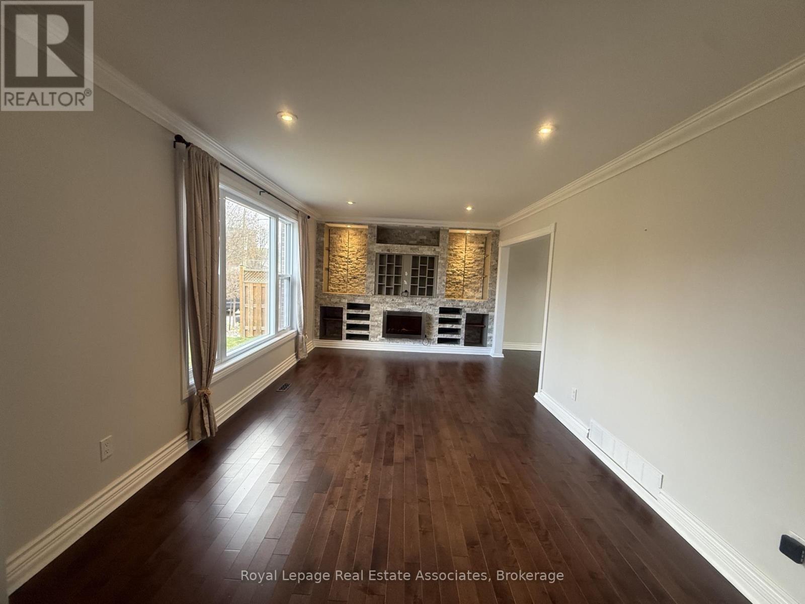 18 Fagan Drive, Halton Hills, Ontario L7G 4P3 - Photo 2 - W12549074