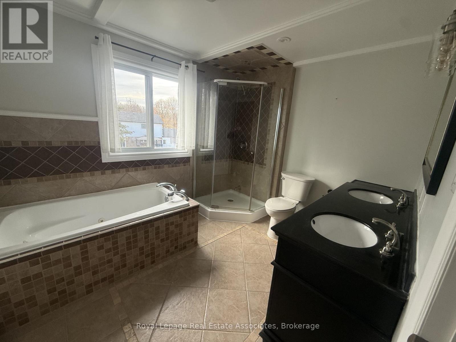 18 Fagan Drive, Halton Hills, Ontario L7G 4P3 - Photo 9 - W12549074