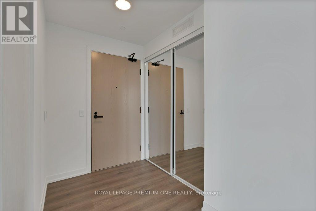 4010 - 28 Interchange Way, Vaughan, Ontario L4K 0P8 - Photo 3 - N12549120