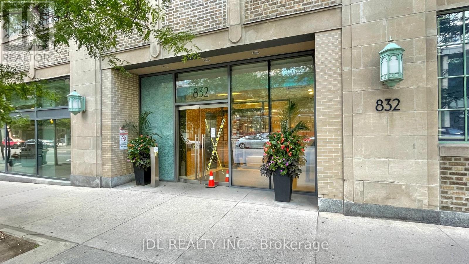 2208 - 832 Bay Street, Toronto, Ontario M5S 1Z6 - Photo 2 - C12549138