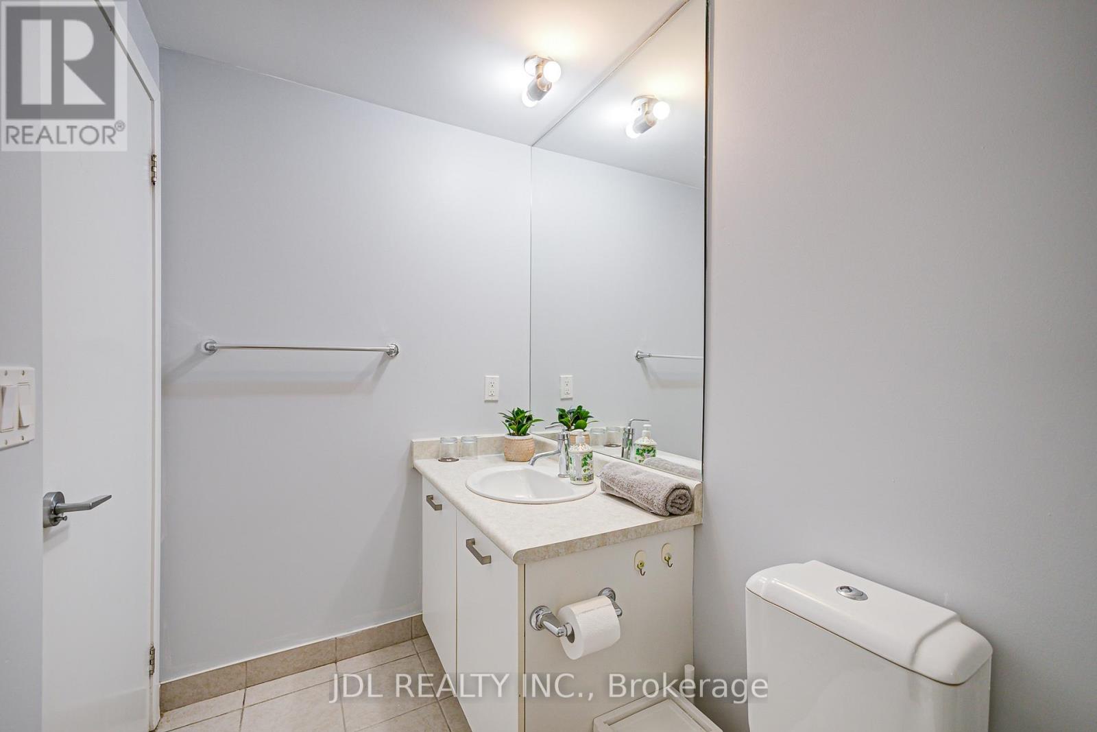 2208 - 832 Bay Street, Toronto, Ontario M5S 1Z6 - Photo 4 - C12549138