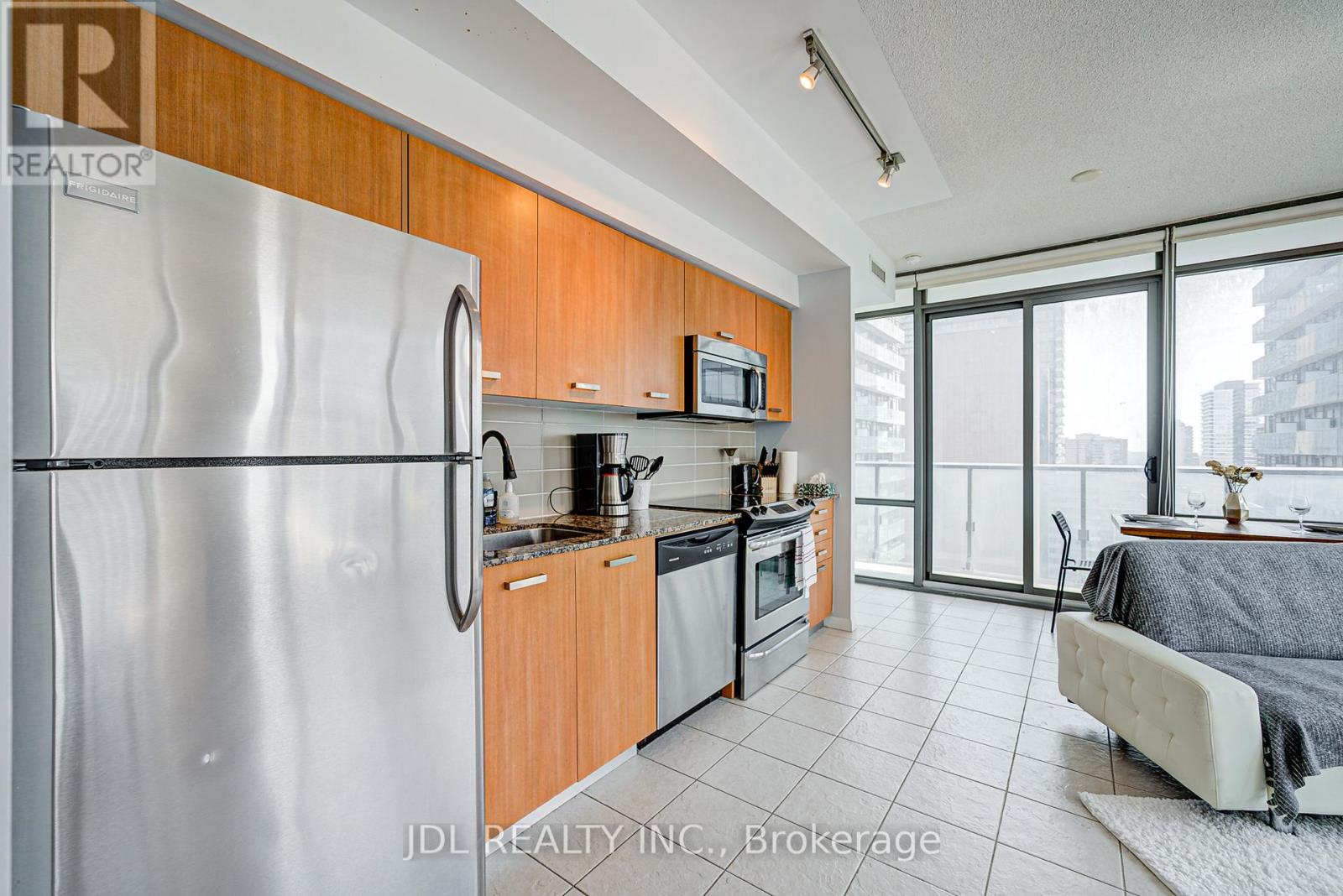 2208 - 832 Bay Street, Toronto, Ontario M5S 1Z6 - Photo 5 - C12549138