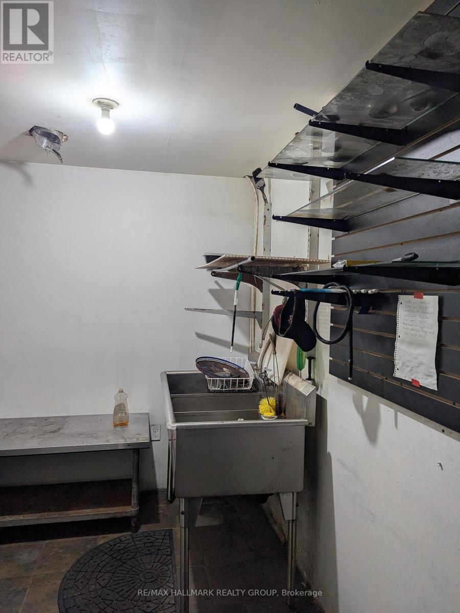 1754a Montreal Road, Ottawa, Ontario K1J 6N3 - Photo 13 - X12477429