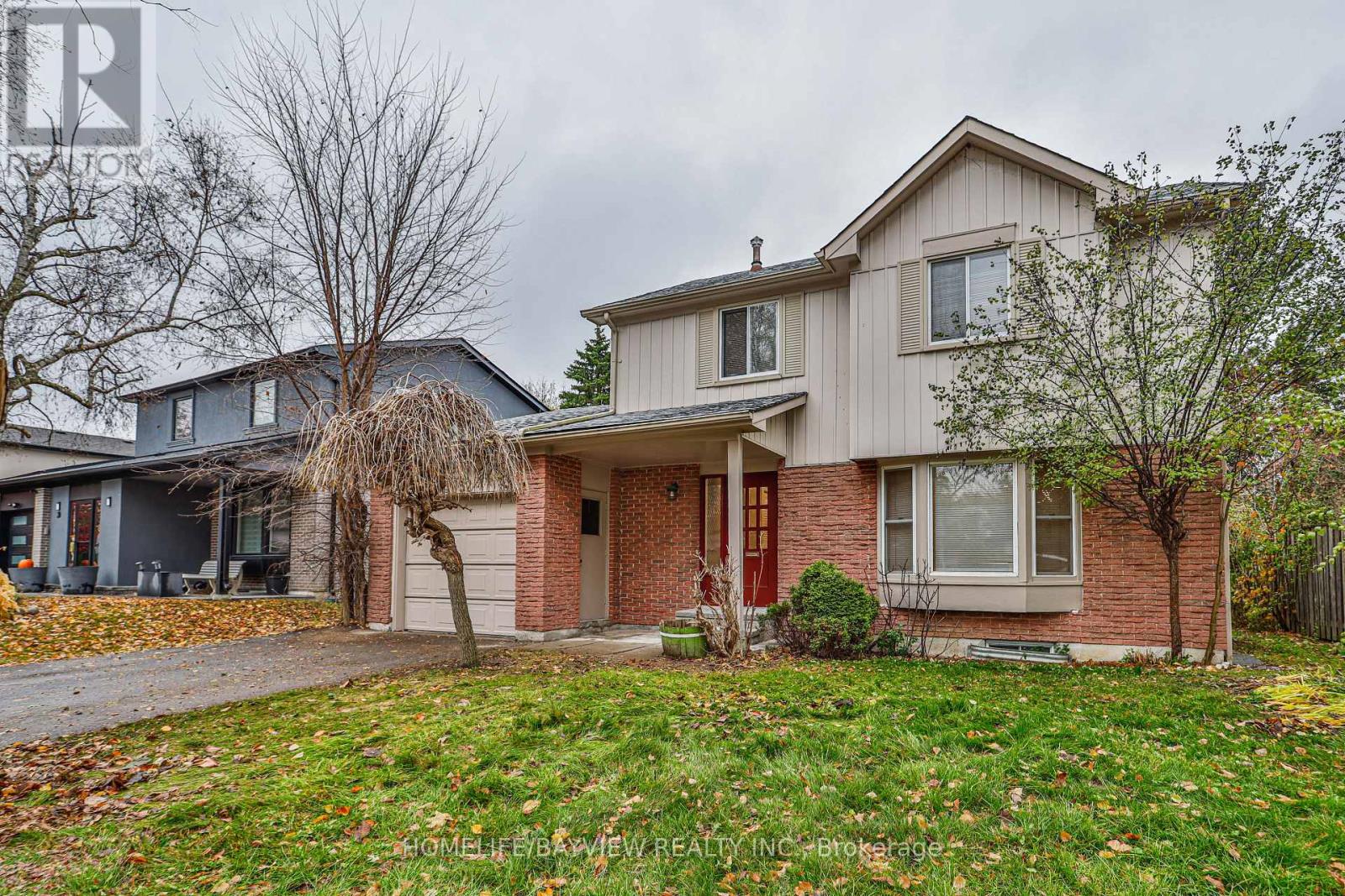 32 Penwick Crescent, Richmond Hill, Ontario  L4C 5B4 - Photo 2 - N12445295