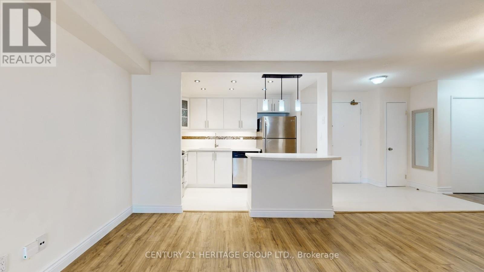 810 - 145 Hillcrest Avenue, Mississauga, Ontario L5B 3Z1 - Photo 10 - W12548712