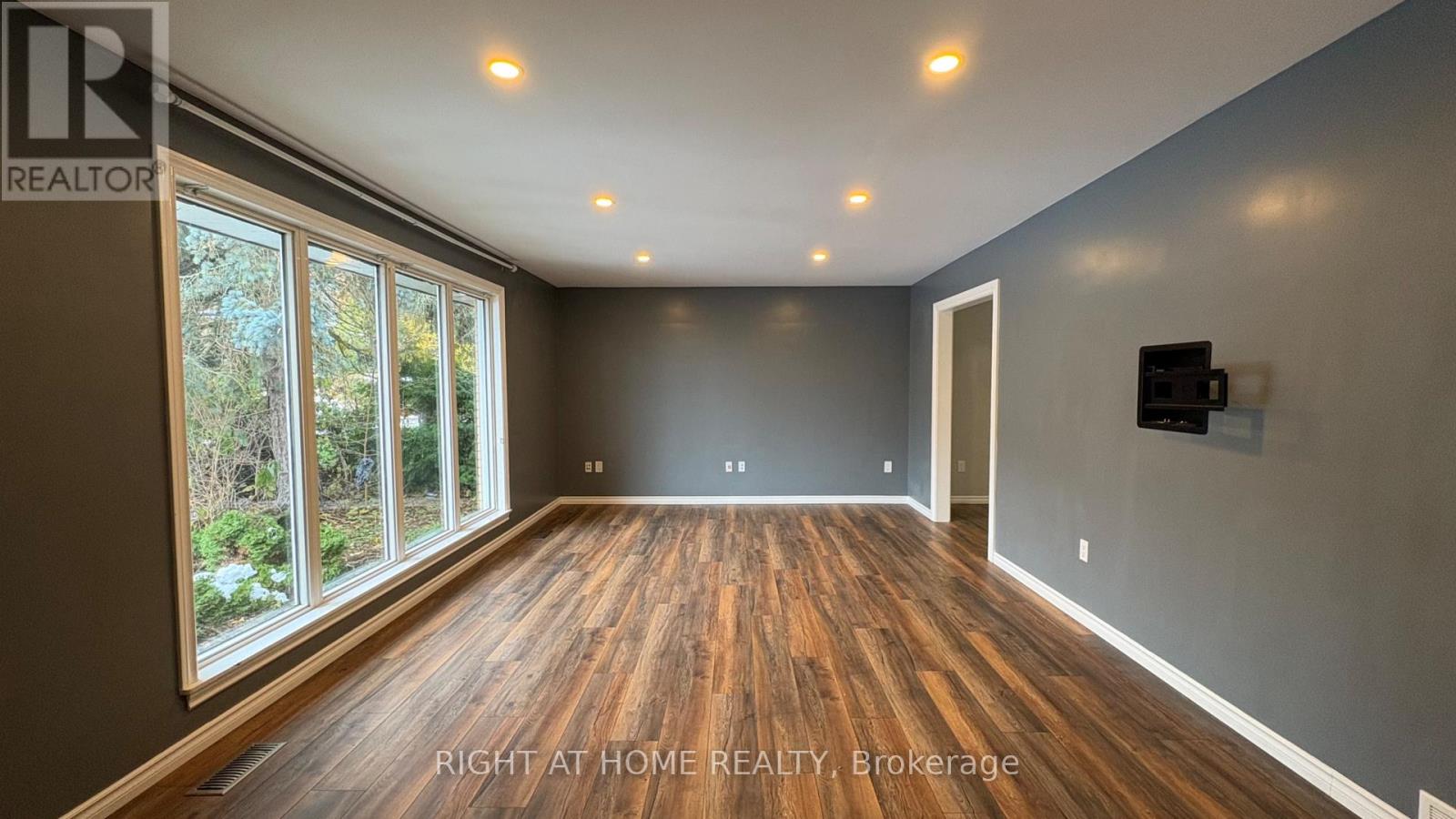 444 Quigley Road, Hamilton, Ontario L8K 5N3 - Photo 4 - X12549146