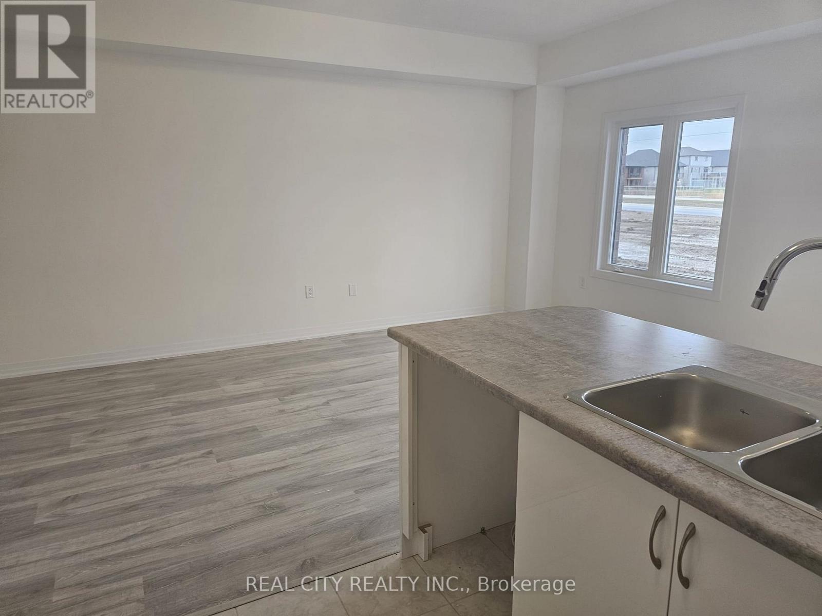 37 George Brier Drive W, Brant, Ontario N3L 0L1 - Photo 8 - X12498546