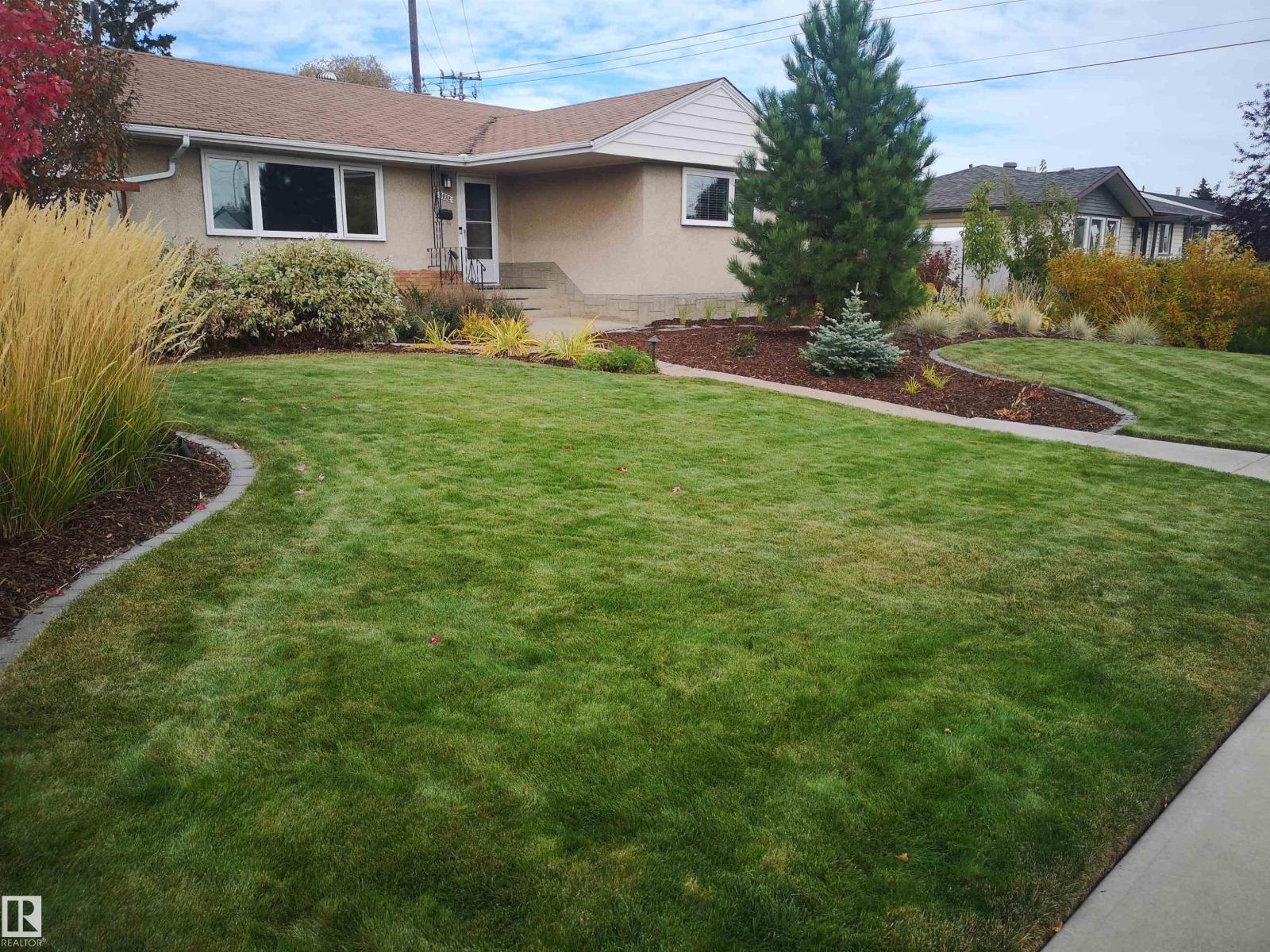 8032 70 AV NW NW, Edmonton, Alberta