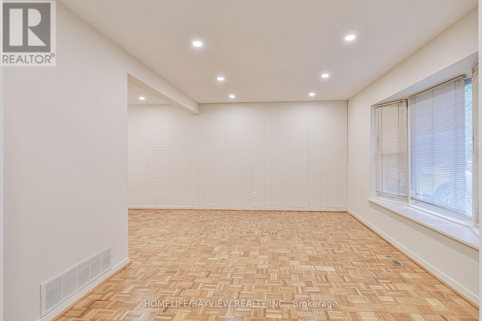 32 Penwick Crescent, Richmond Hill, Ontario  L4C 5B4 - Photo 8 - N12445295