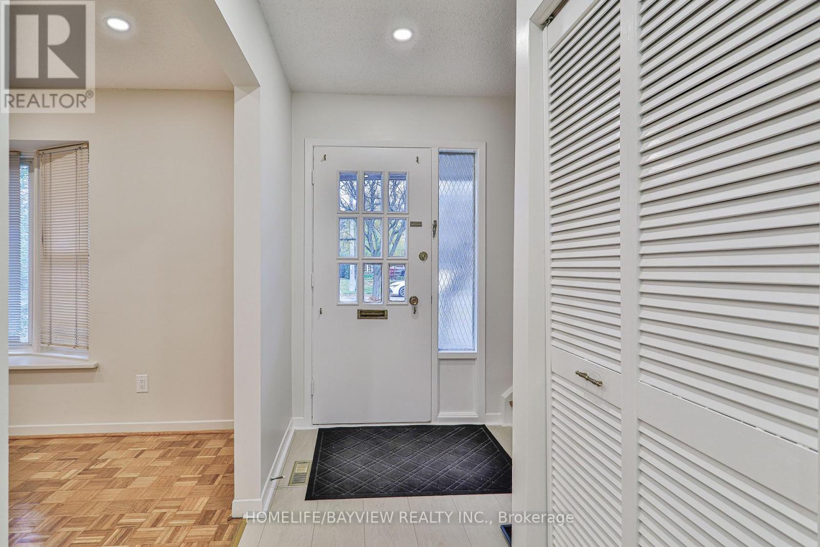 32 Penwick Crescent, Richmond Hill, Ontario  L4C 5B4 - Photo 5 - N12445295