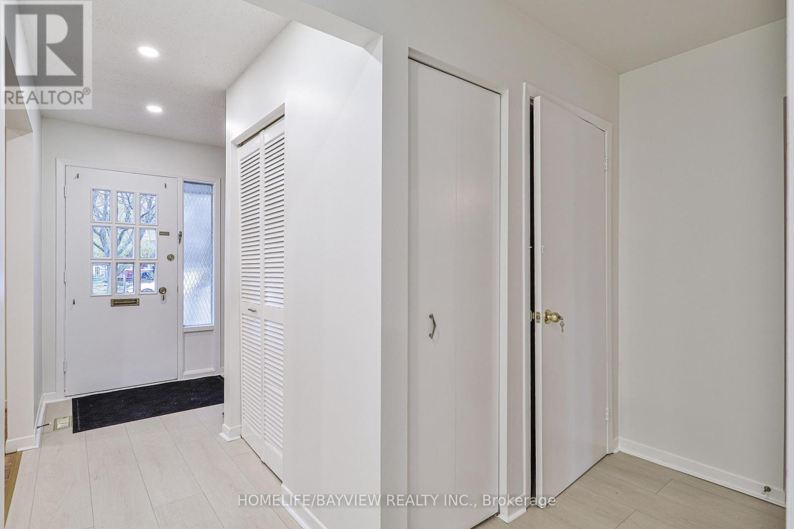 32 Penwick Crescent, Richmond Hill, Ontario  L4C 5B4 - Photo 7 - N12445295