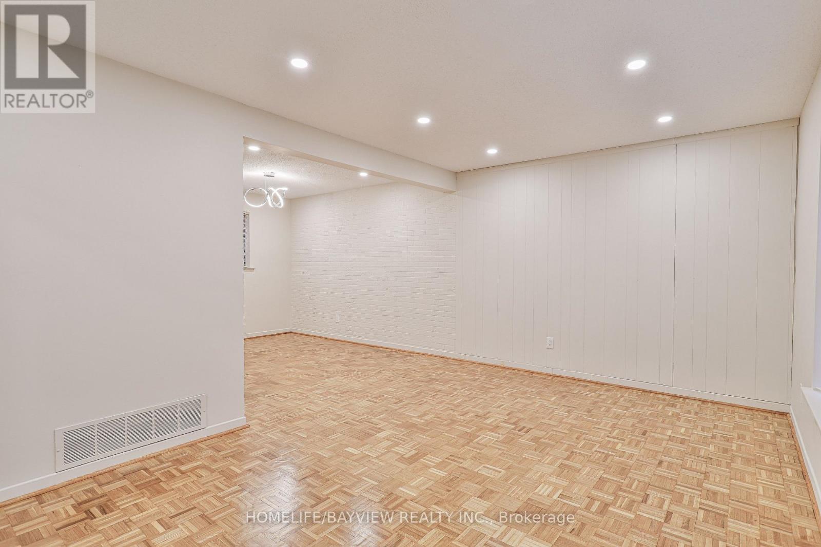 32 Penwick Crescent, Richmond Hill, Ontario  L4C 5B4 - Photo 9 - N12445295