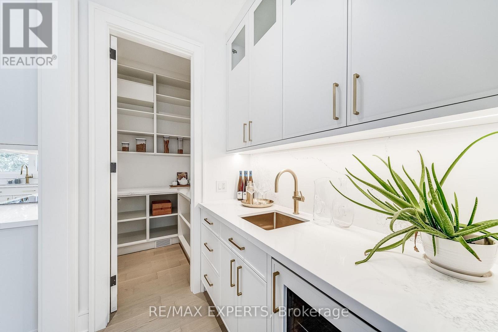 278 Mineola Road E, Mississauga, Ontario L5G 2G3 - Photo 17 - W12549182