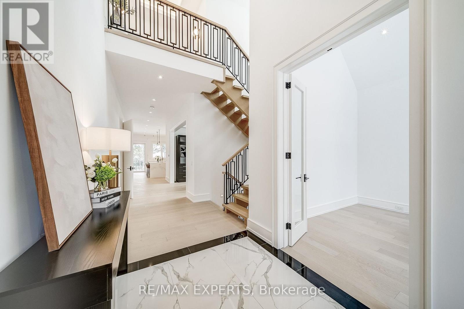 278 Mineola Road E, Mississauga, Ontario L5G 2G3 - Photo 6 - W12549182