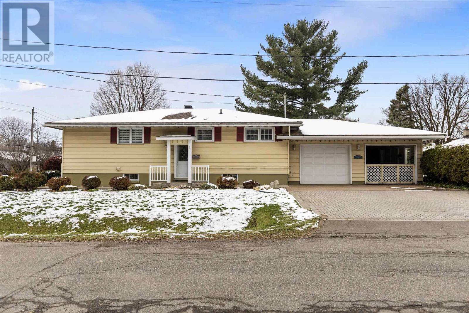 80 Asquith St, Sault Ste. Marie, Ontario P6C 1P5 - Photo 2 - SM253249