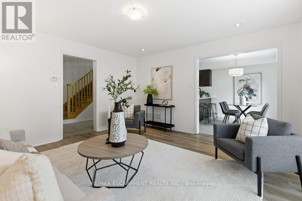 113 Thornlodge Drive, Hamilton, Ontario L8B 0N4 - Photo 11 - X12499596