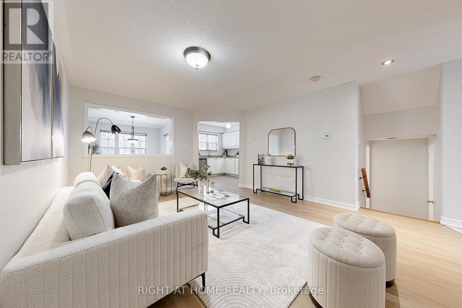 10 Pascoe Drive, Markham, Ontario  L6B 1C4 - Photo 5 - N12549206