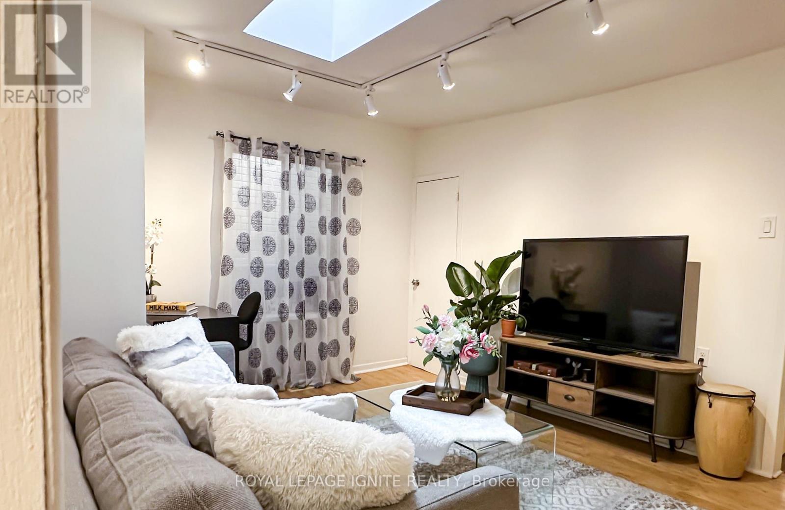 482 Mcroberts Avenue, Toronto, Ontario  M6E 4R4 - Photo 10 - W12548454