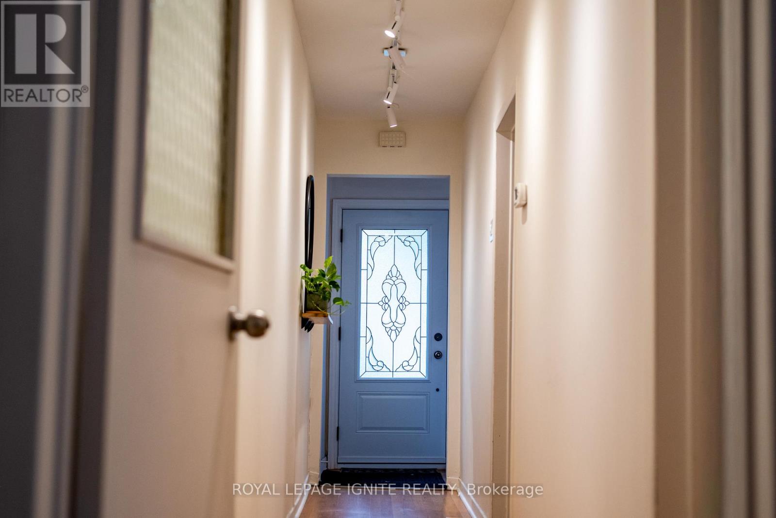 482 Mcroberts Avenue, Toronto, Ontario  M6E 4R4 - Photo 6 - W12548454