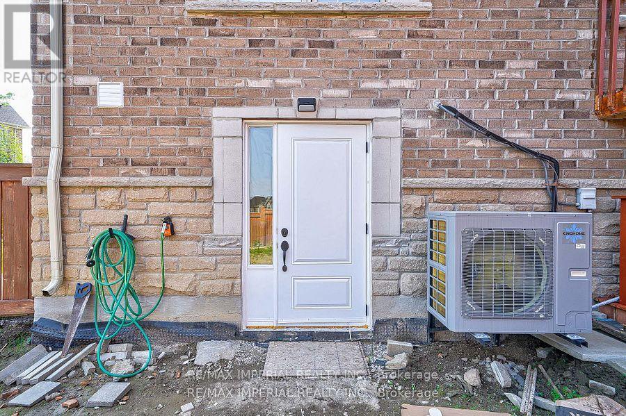 982 Wilbur Pipher Circle, Newmarket, Ontario  L3X 0B8 - Photo 39 - N12548232