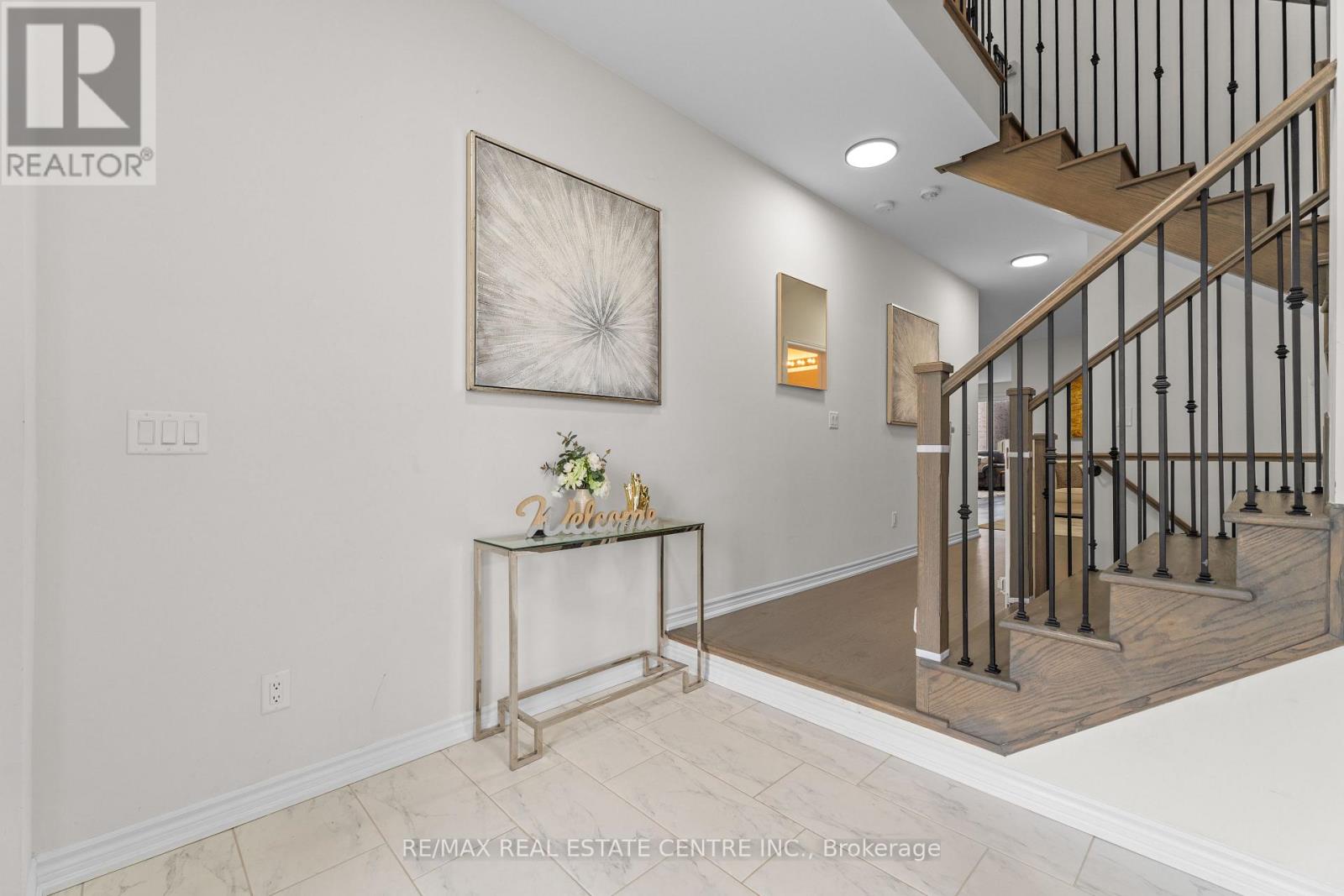 8 Vincena Road, Caledon, Ontario  L7C 4M5 - Photo 5 - W12549232