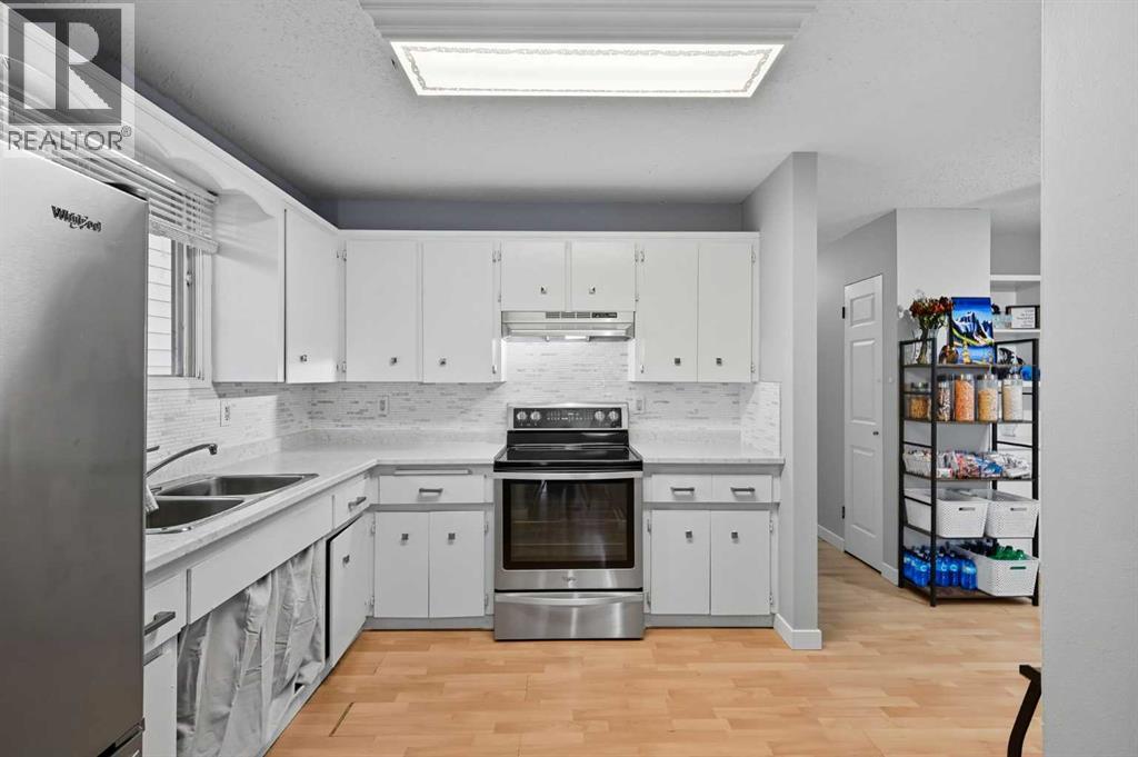 1137 Berkley Drive Nw, Calgary, Alberta  T3K 1S6 - Photo 10 - A2270368