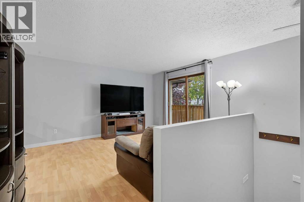 1137 Berkley Drive Nw, Calgary, Alberta  T3K 1S6 - Photo 4 - A2270368