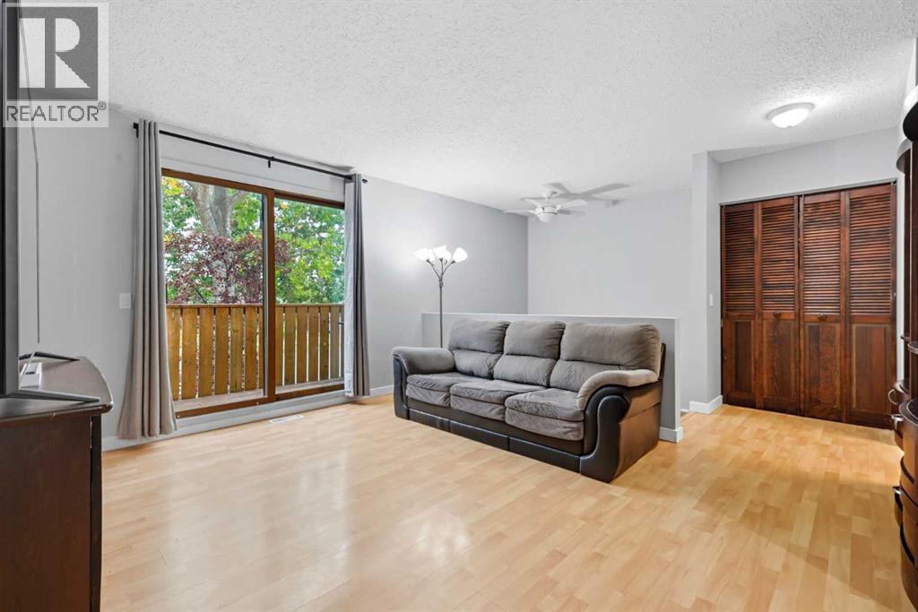 1137 Berkley Drive Nw, Calgary, Alberta  T3K 1S6 - Photo 3 - A2270368