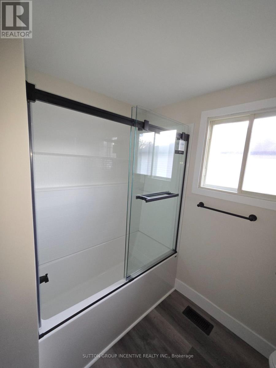 39 Royal Oak Drive, Innisfil, Ontario L0L 1L0 - Photo 10 - N12549294