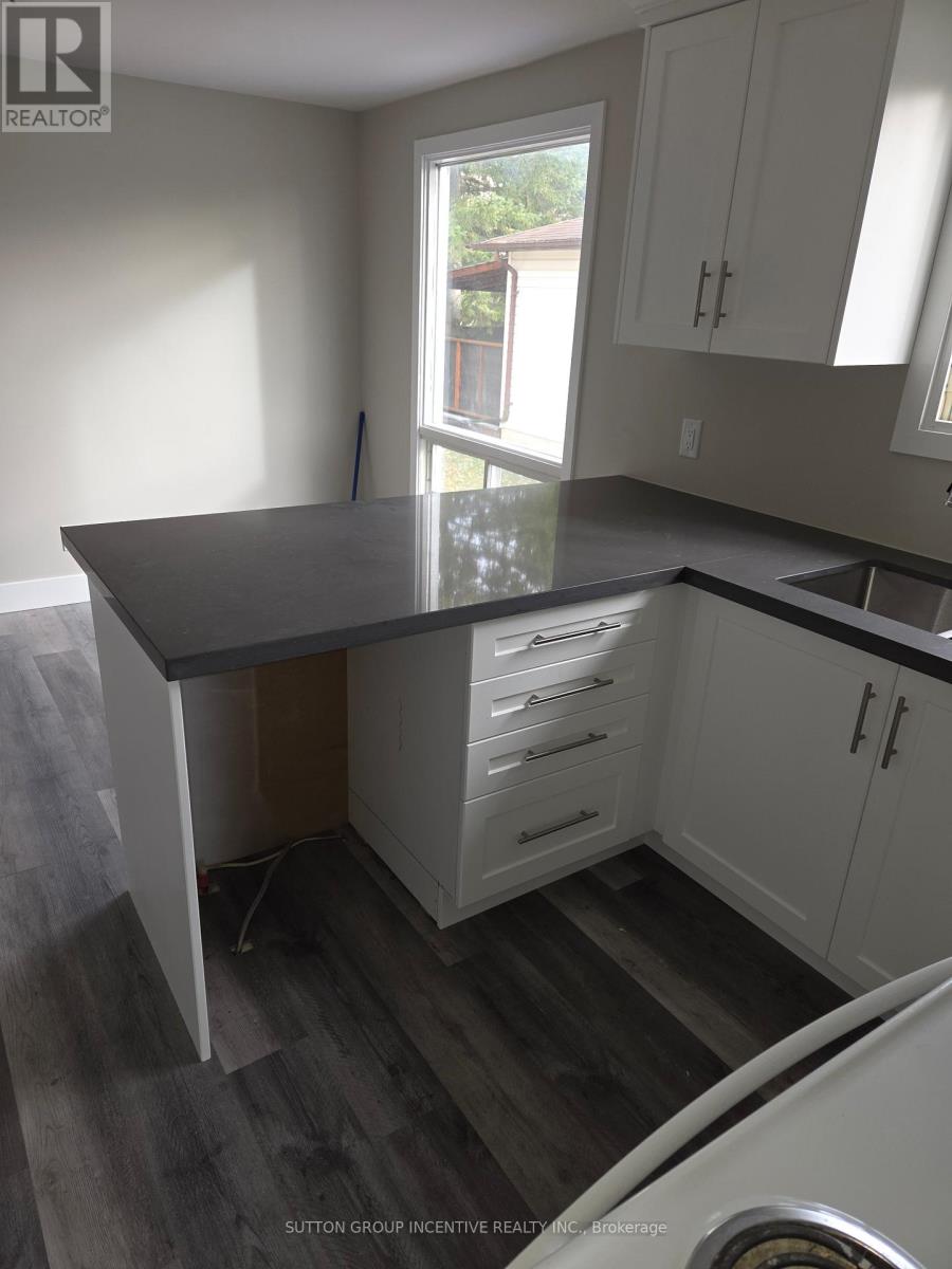 39 Royal Oak Drive, Innisfil, Ontario L0L 1L0 - Photo 5 - N12549294