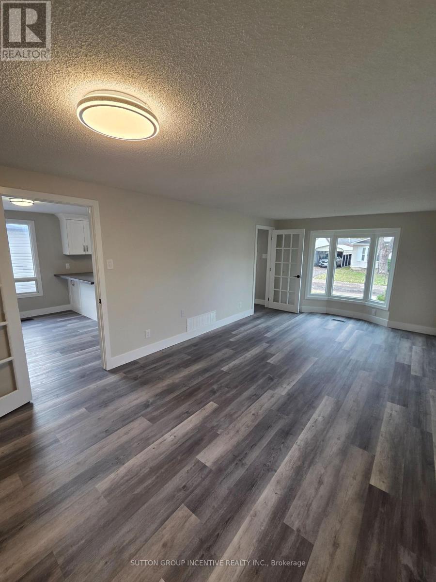 39 Royal Oak Drive, Innisfil, Ontario L0L 1L0 - Photo 8 - N12549294