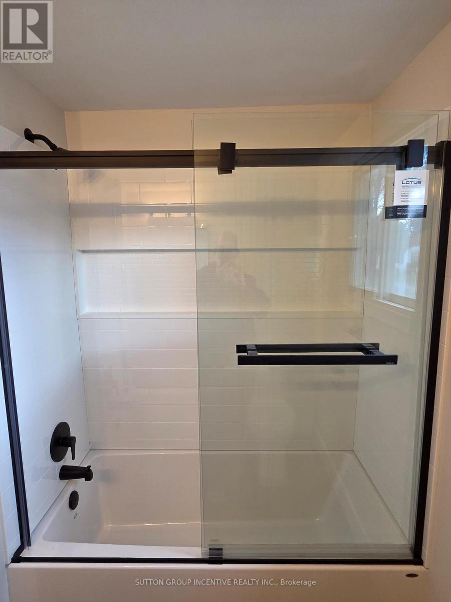 39 Royal Oak Drive, Innisfil, Ontario L0L 1L0 - Photo 9 - N12549294