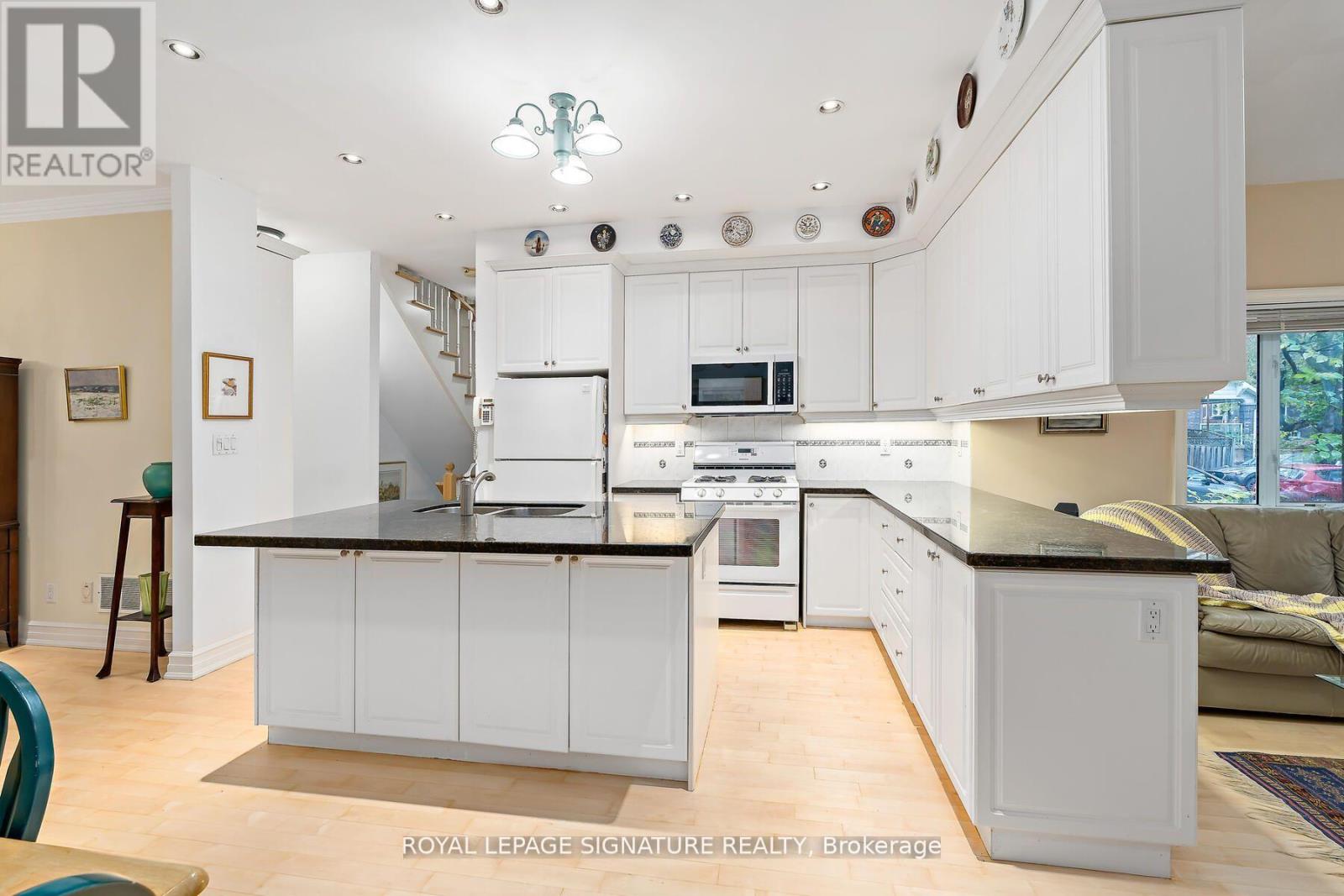 110 Bowmore Road, Toronto, Ontario M4L 3J2 - Photo 7 - E12549344