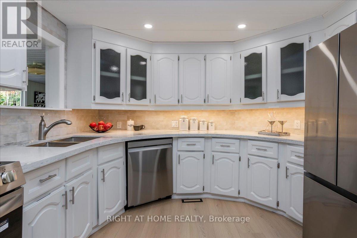 18 Riverview Circle, Innisfil, Ontario  L9S 1M2 - Photo 13 - N12549346