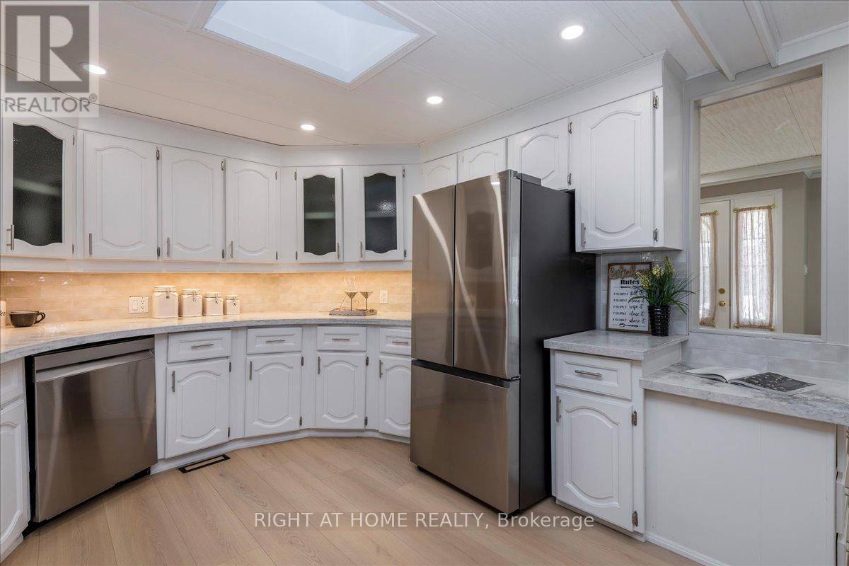 18 Riverview Circle, Innisfil, Ontario  L9S 1M2 - Photo 14 - N12549346