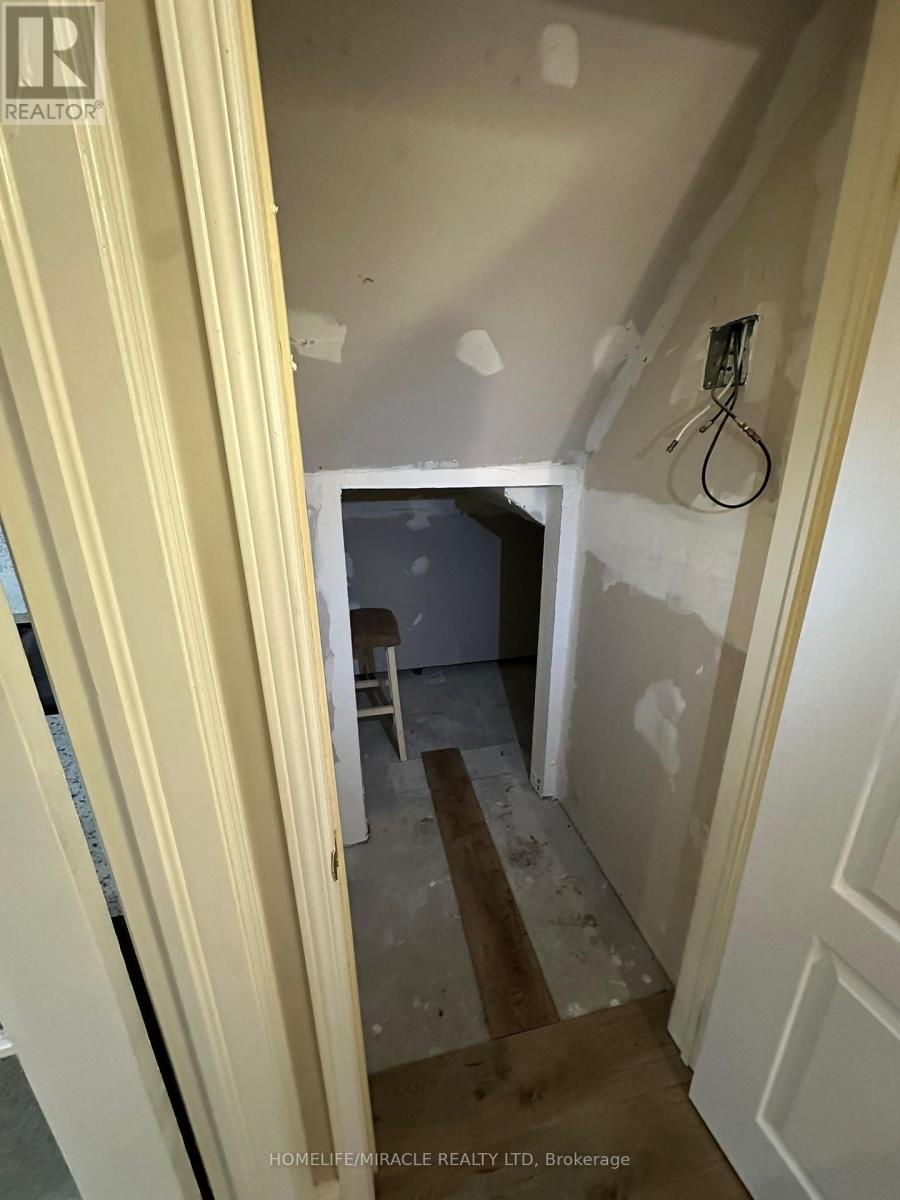 7100 Walworth Court, Mississauga, Ontario L5N 7L4 - Photo 4 - W12544602