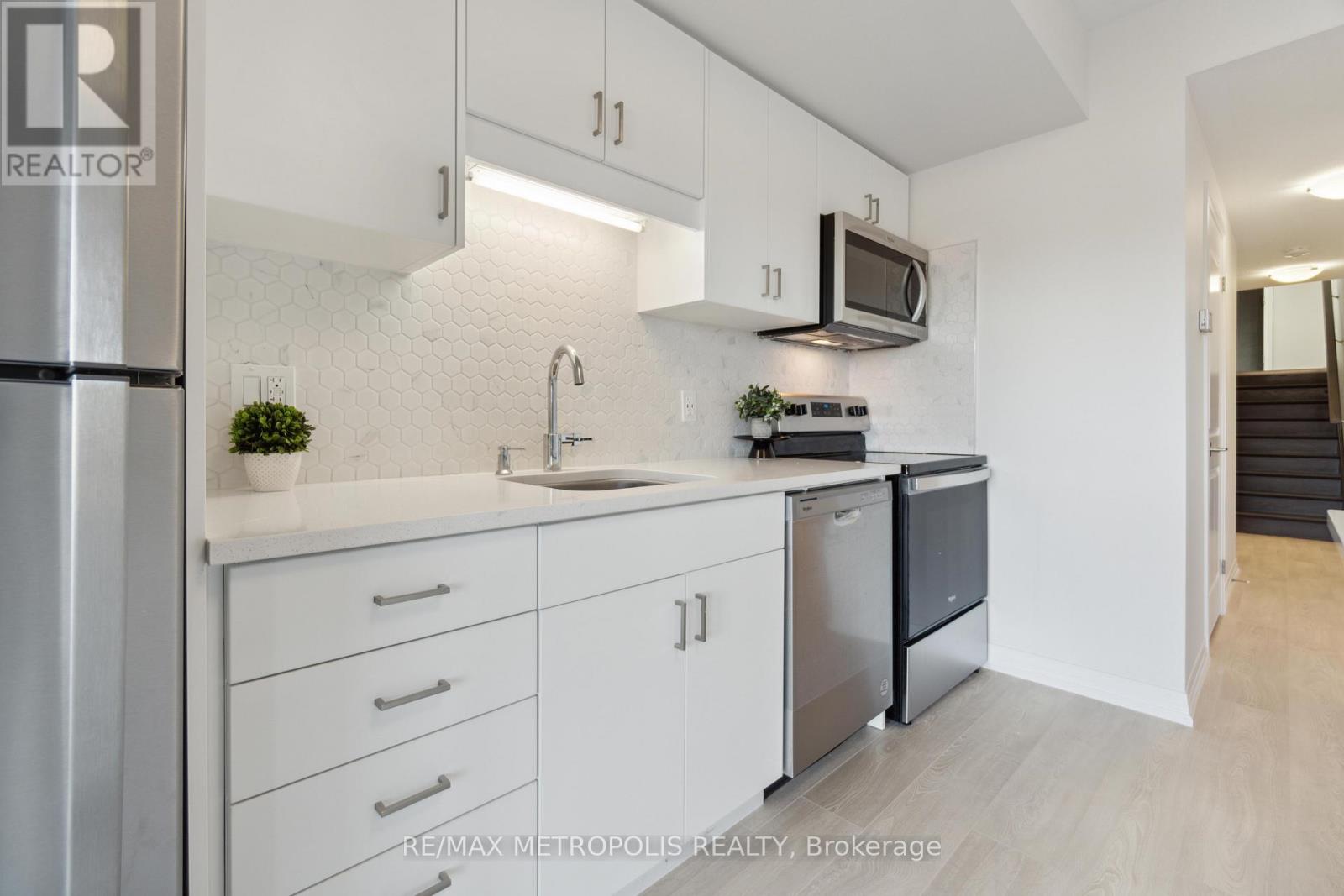 27 - 15 Stauffer Woods Trail, Kitchener, Ontario  N2P 0L1 - Photo 10 - X12505616