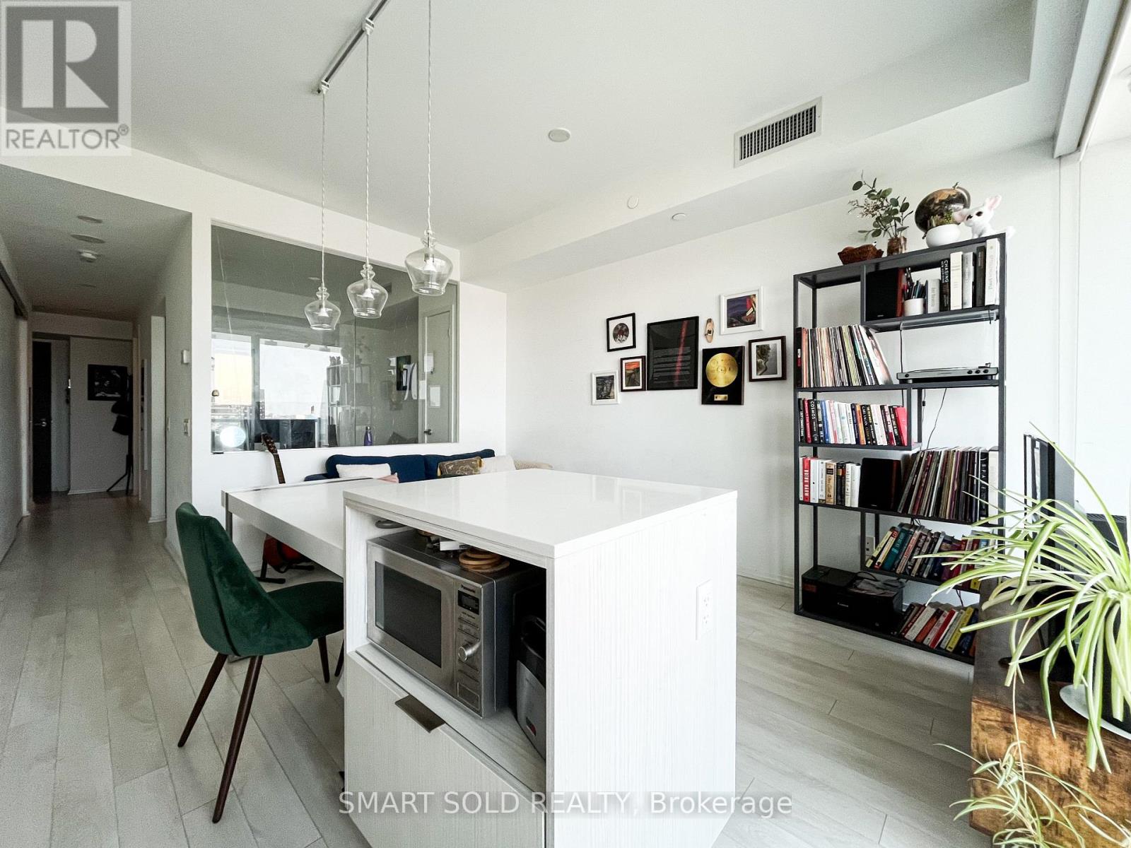 2403 - 197 Yonge Street, Toronto, Ontario  M5B 1M4 - Photo 5 - C12549400