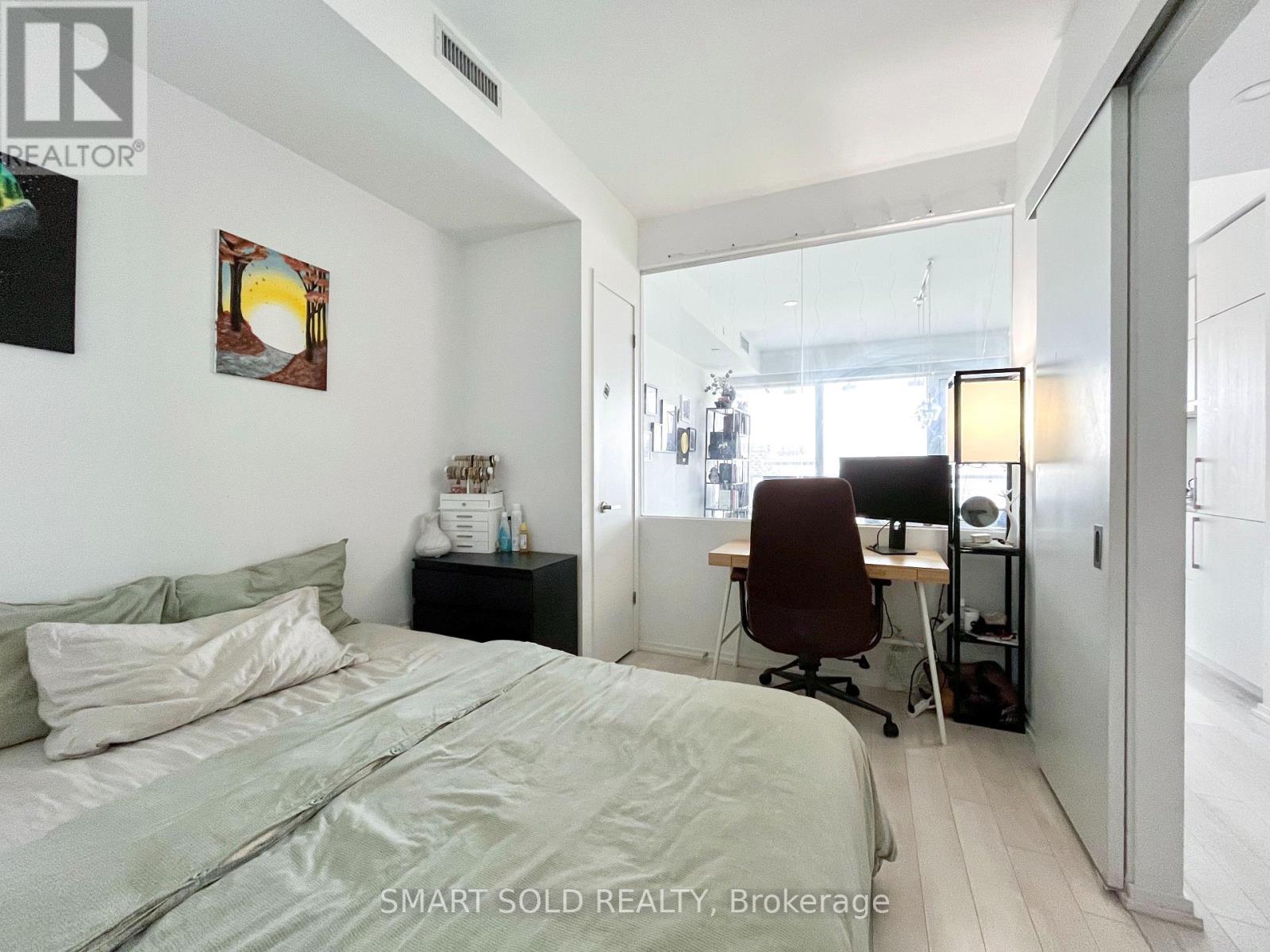 2403 - 197 Yonge Street, Toronto, Ontario  M5B 1M4 - Photo 6 - C12549400