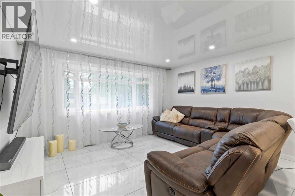 343 Queen Tamara Way Se, Calgary, Alberta  T2Y 4R1 - Photo 4 - A2254985